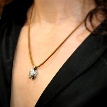 Imagen de Colgante Escarabeo – Piel